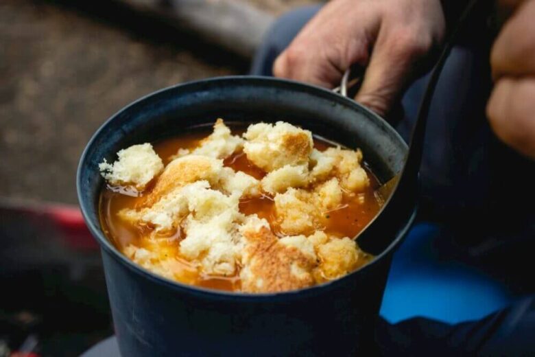 クッカーの料理を食べる