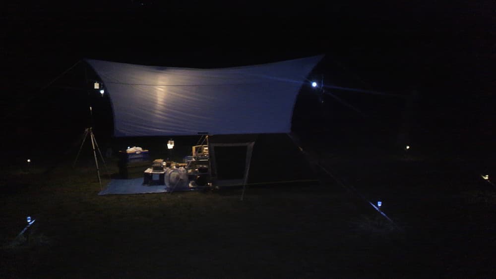 タープとテント設営時の夜間左側面