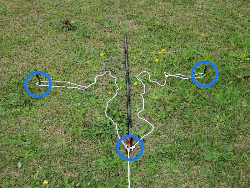 左側ポール先端にガイラインをかける