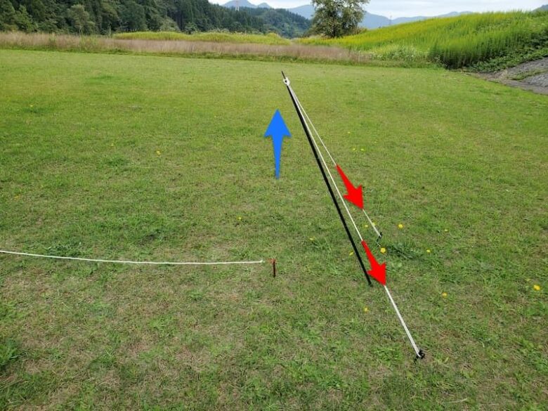 ガイラインを調整して右側ポールを自立