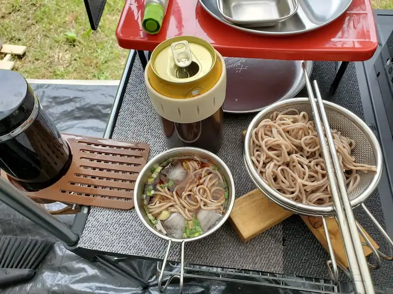 そばを食べながらビールを飲む