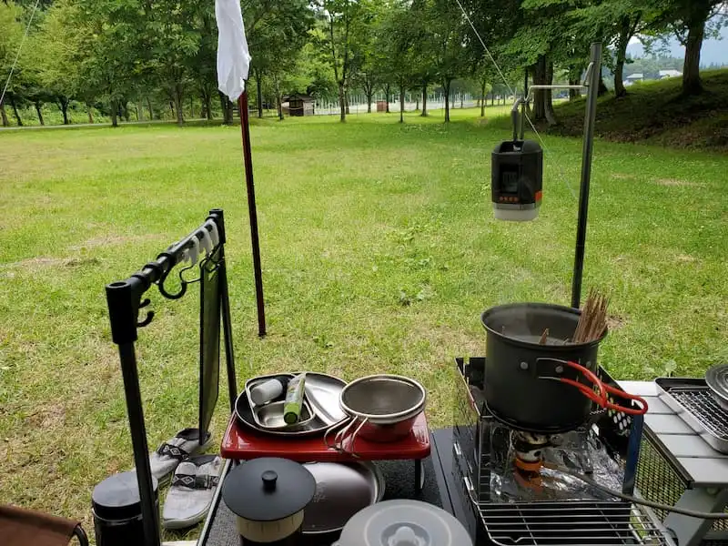 乾麺そばを調理中