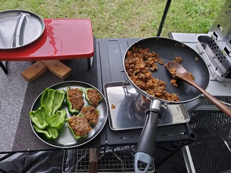 生ピーマンとキーマカレーを調理中