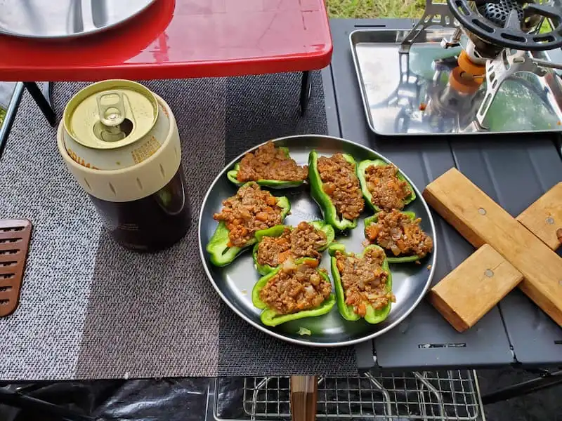 生ピーマンのキーマカレー詰めでビールを飲む