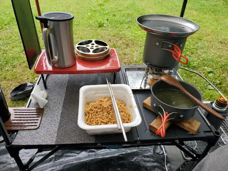 朝食でカップ焼きそばを食べる