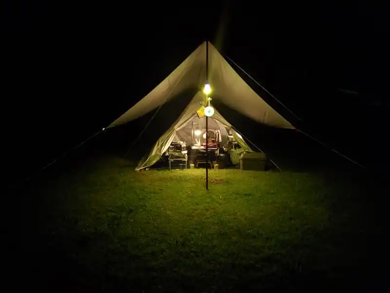 夜間のタープとテント正面
