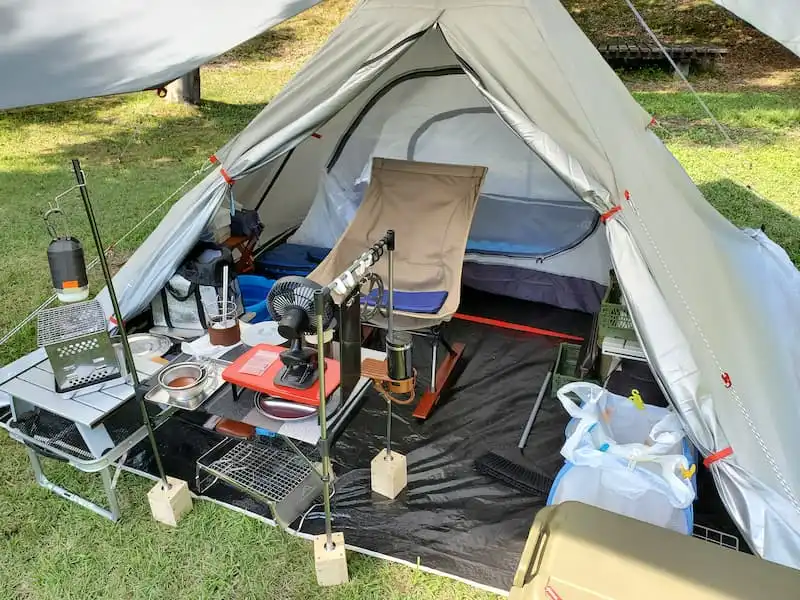 テント内に置かれたロッキングチェアとテーブル自作脚のアップ