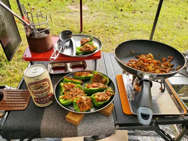 昼食の生ピーマンのドライカレー詰めとビール