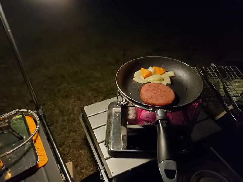 夕食のソーセージハンバーグと付け合わせの野菜