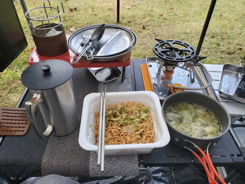 朝食のカップ焼きそばとスープ