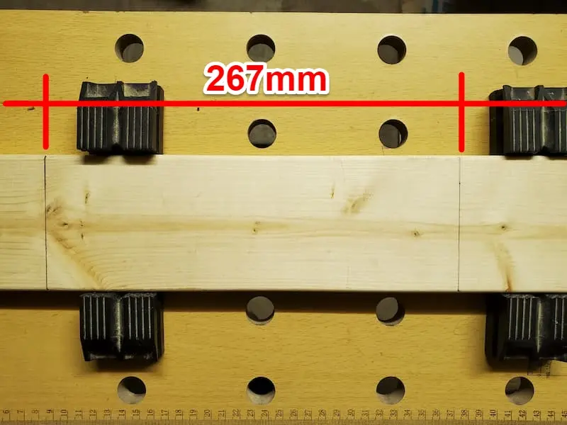 長さ267ｍｍに直角線を引いたSPF材