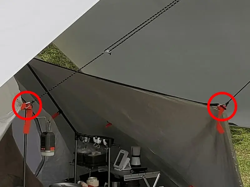 テント前面の端にガイロープのカラビナを連結