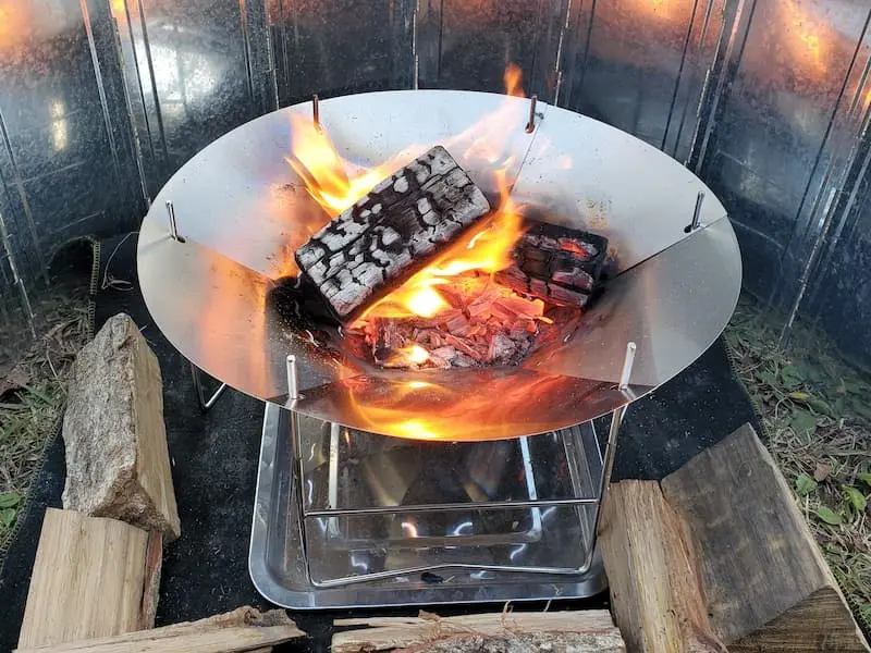 solotou焚き火台内で燃えている3本の薪