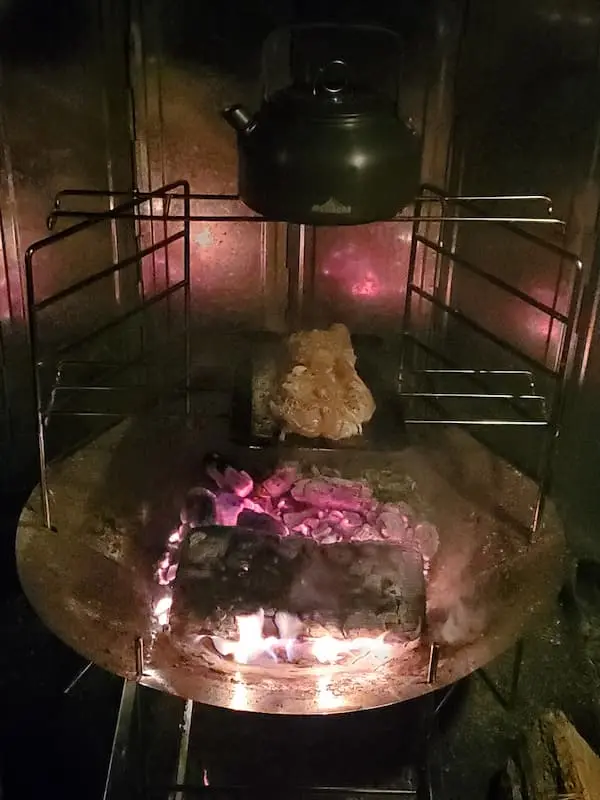 solotou焚き火台で近火と遠火で調理する