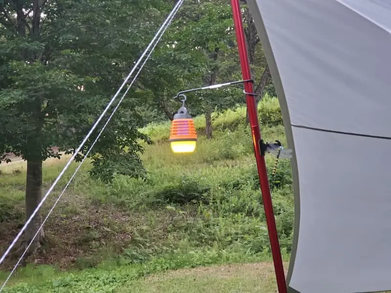 タープポールに吊るしたLPモスキートランタン