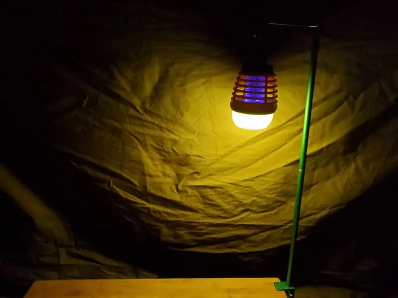 虫駆除＋紫外線ライトでテント内に設置