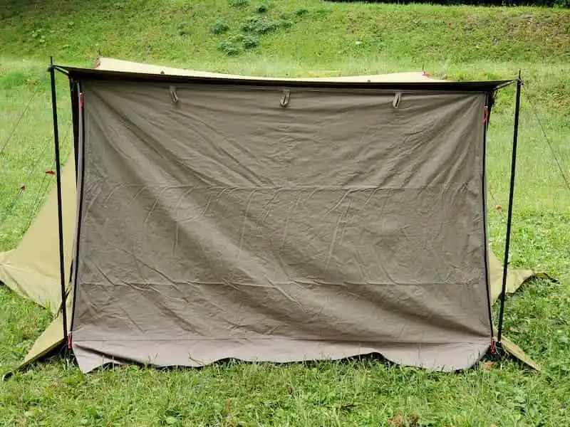 テントのスカート部分を上げた状態で取り付けた炎幕TCDXの前幕