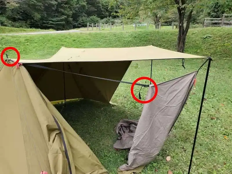 テント外側に回り張綱をセットする