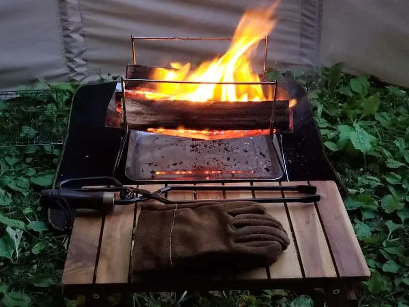 焚き火の近くに置いたヴェントラクス焚火トング