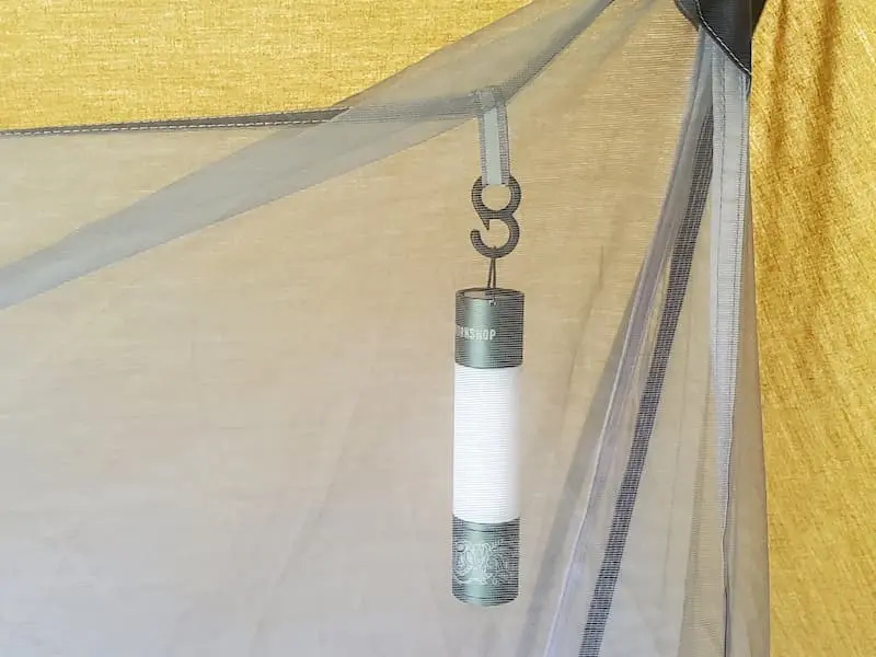 テント内でミニマライトを吊るした写真