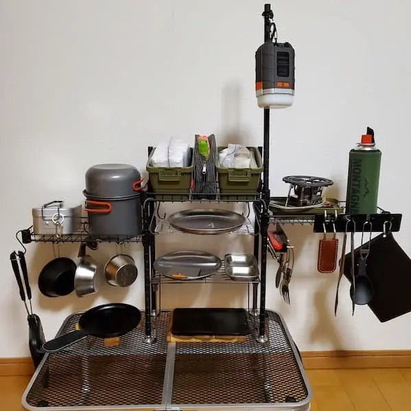 調理器具を置いたマグネット着脱式テーブル棚のアップ