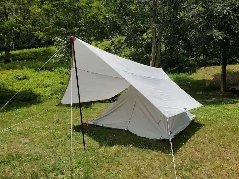 フィールドアのテントをタープを設営した正面写真