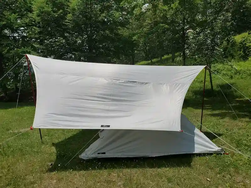フィールドアのテントをタープを設営した側面写真