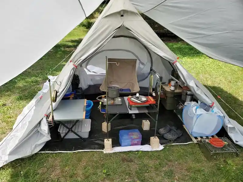 キャンプ道具を設置したフォークテント280内のアップ