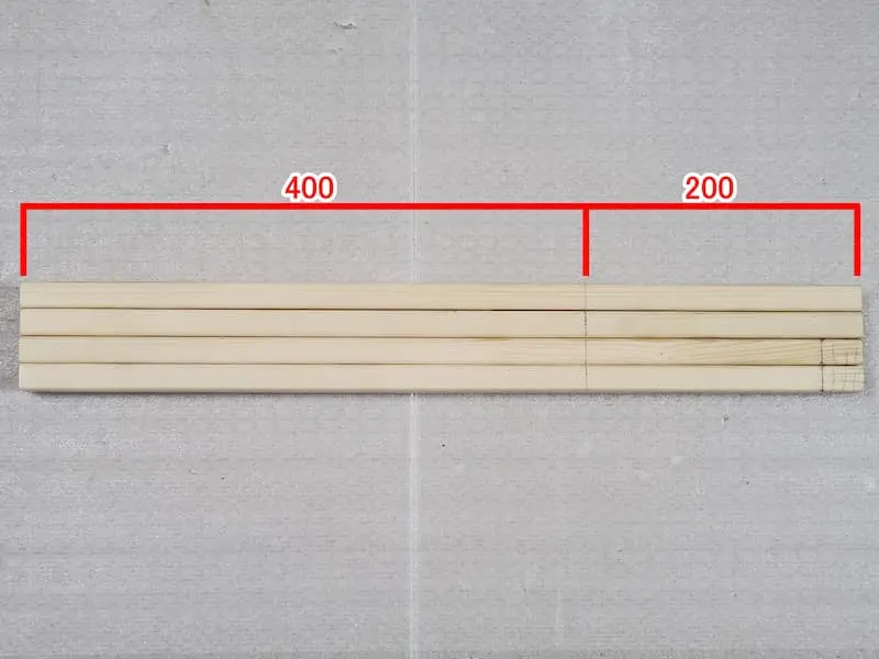 4枚の脚の両木端に基準線を引いたSPF材