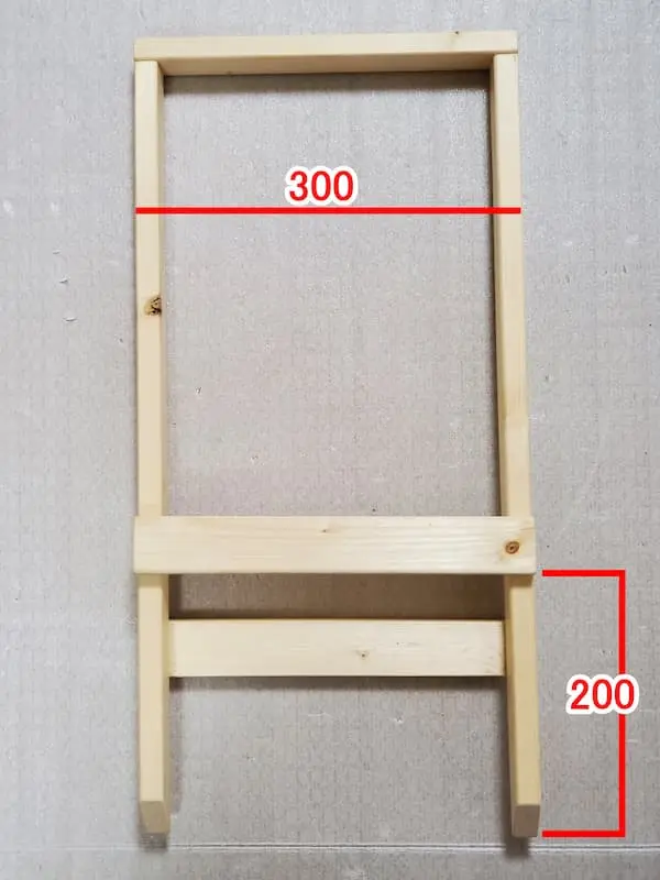 木材を仮止めした幅300mmスタンド裏側