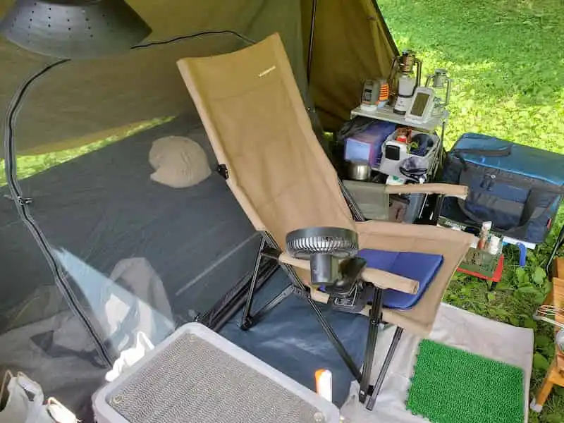 芝生の上に置かれたキャンプチェア