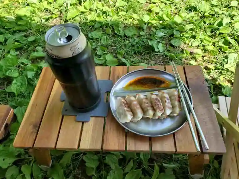 木製脚折りラックの上の食事と飲み物