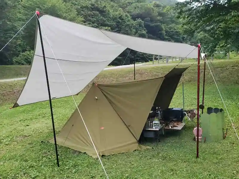 草の上にあるテントとタープと大型ウィンドスクリーン
