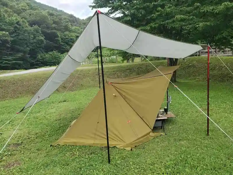 草の上にあるテントとタープ