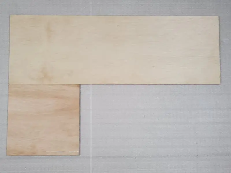 机に置かれた2枚のカットベニヤ板