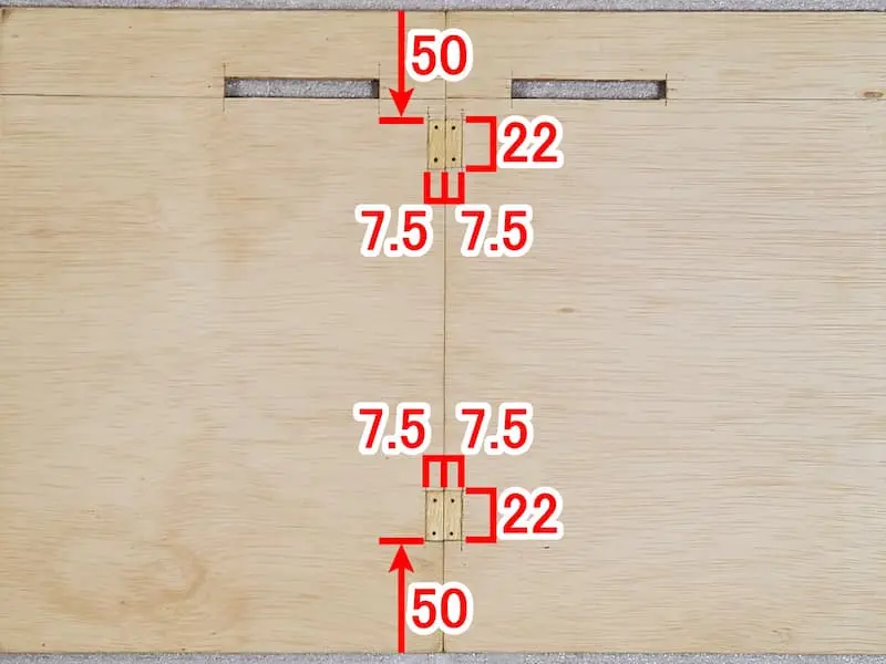 蝶番の取り付け位置を表記したベニヤ板