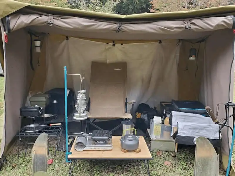 テントの中に置いたキャンプチェア
