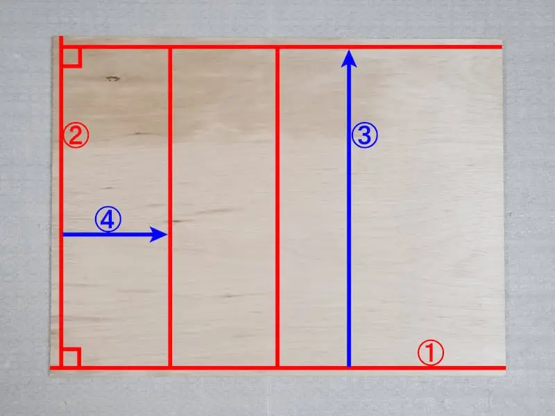直角の切断方法を表記した1枚目のベニヤ板