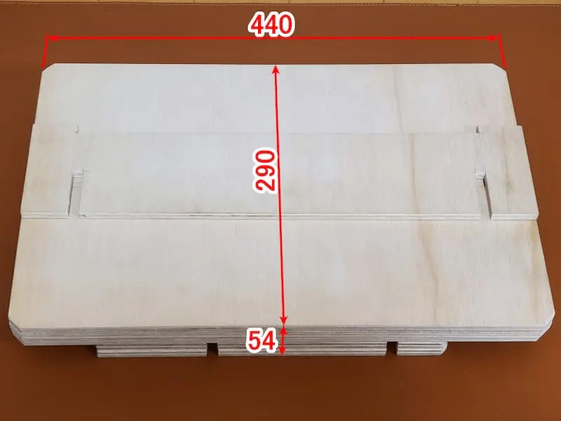 収納サイズを表記したベニヤ板