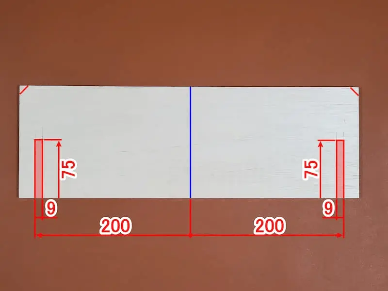 相欠き位置が表示された棚板のベニヤ板