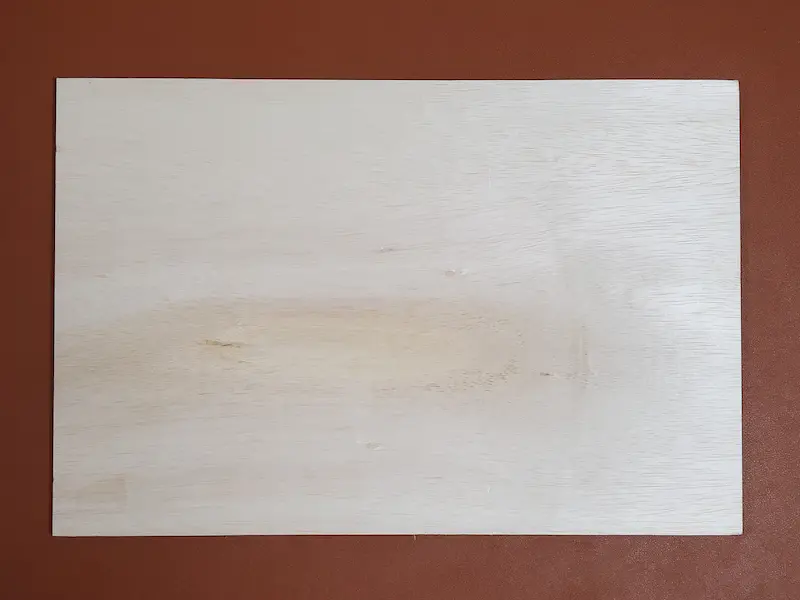 机に置かれた1枚のベニヤ板