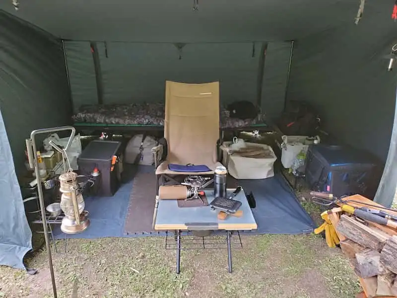 くじゅうテント内に置かれたキャンプ道具