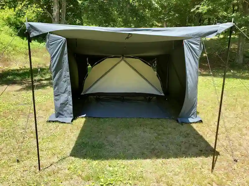 芝生の上にあるテントとインナーテント