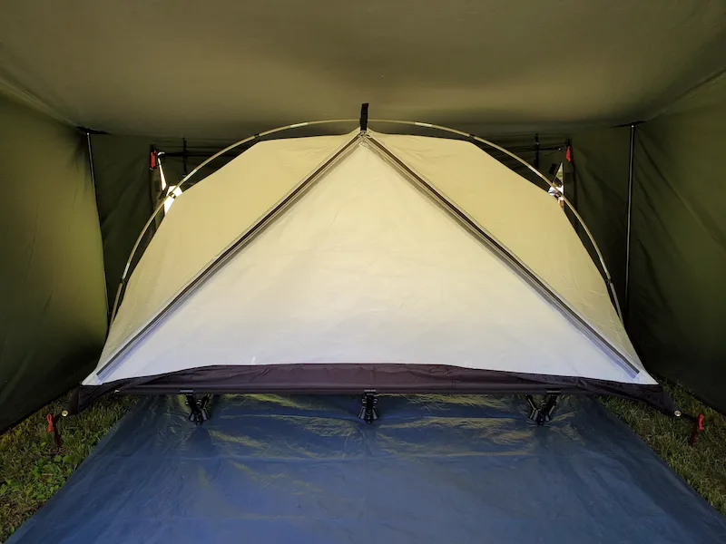 テントくじゅう内に設置したモノポールテントの正面