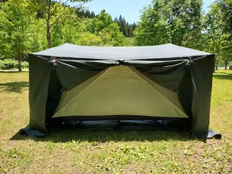 テントくじゅう内に設置したモノポールテントの背面