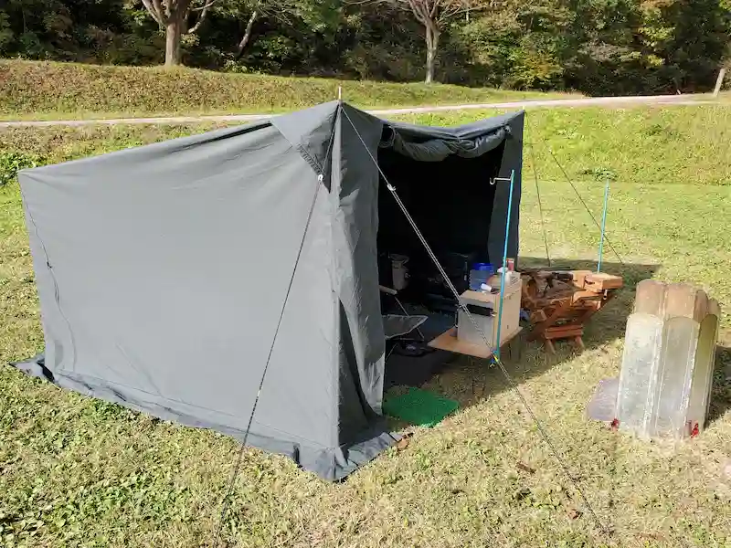 設営されたテントKUJYUとキャンプ用品