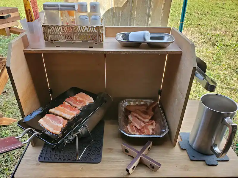 ミニキッチンで豚肉を焼くキャンプ飯