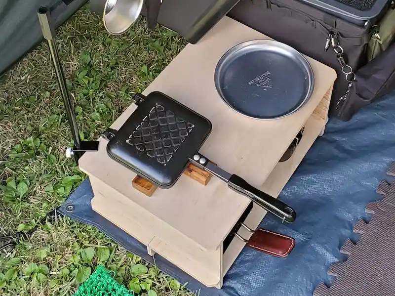 キャンプ用ホットサンドメーカーとミニテーブル