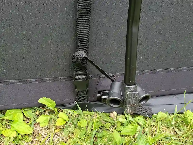 コットをバンドで留めてベルトで調整