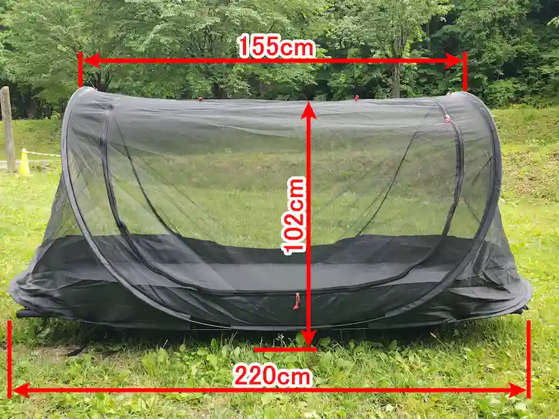 コットにのせたポップアップ式蚊帳正面